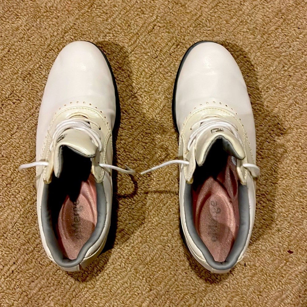 Women’s golf shoes soft spikes sz 6.5